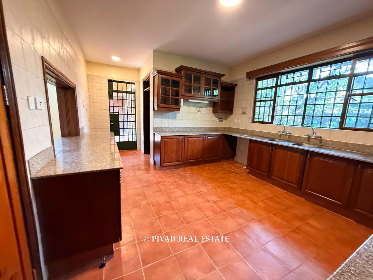 6 bedroom House Available for Sale in Nyari Estate