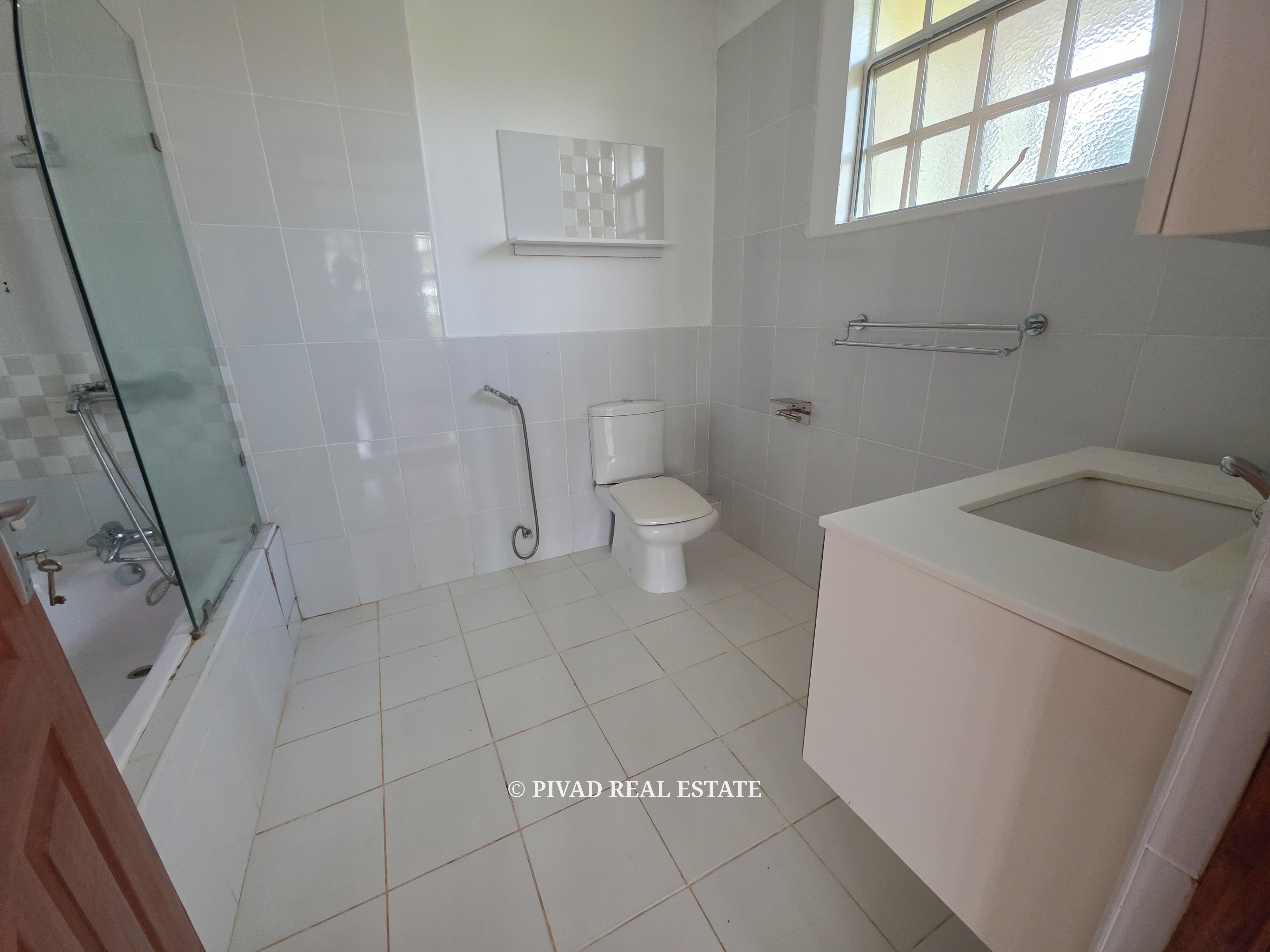 4 Bedroom House For Sale in Rosslyn