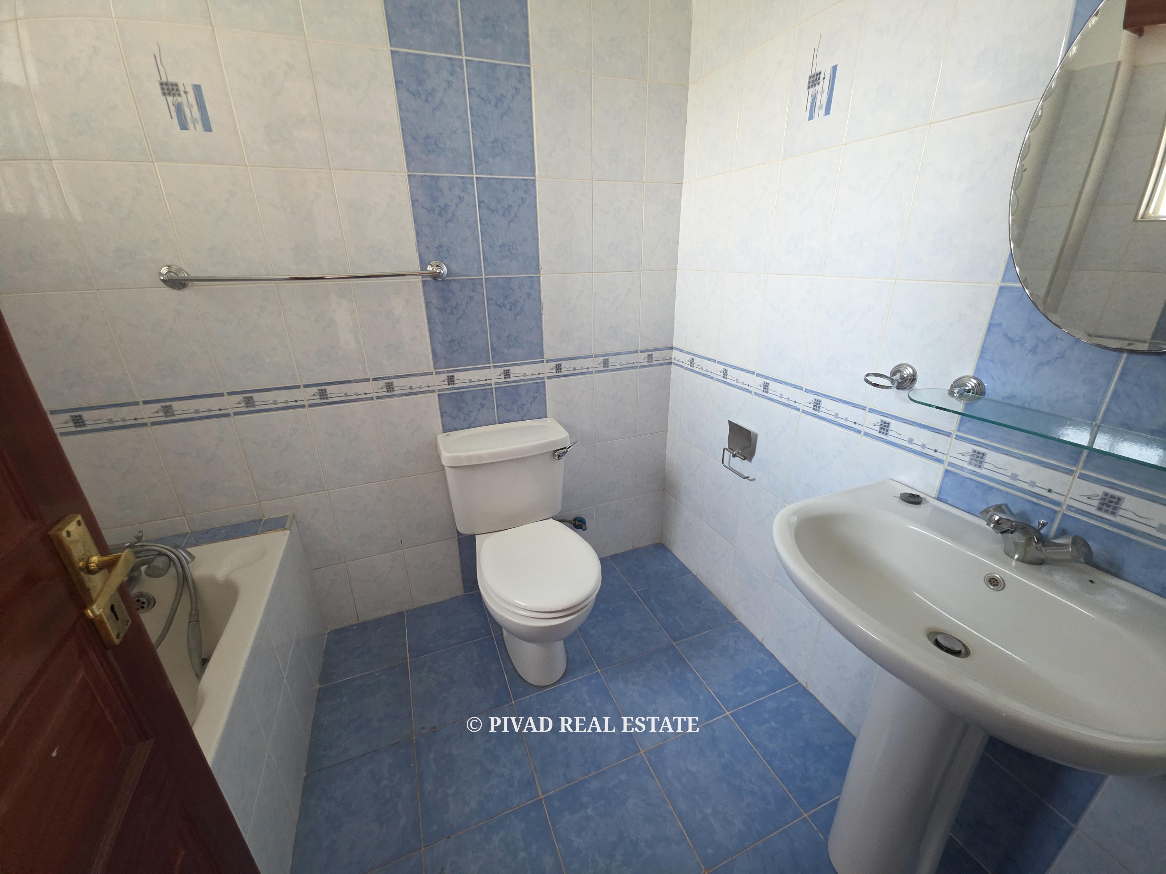 4 Bedroom House For Sale in Rosslyn