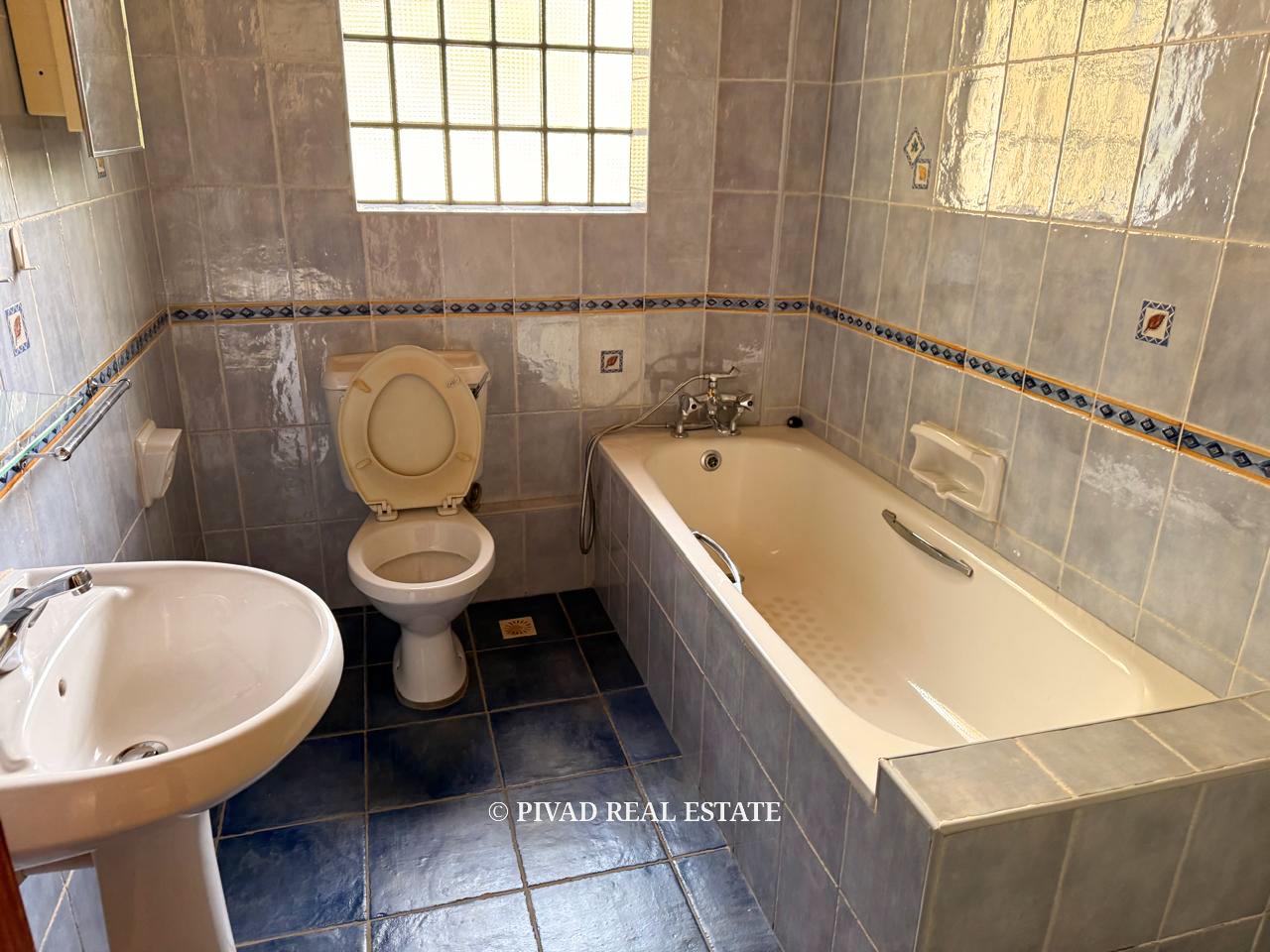 6 bedroom House Available for Sale in Nyari Estate