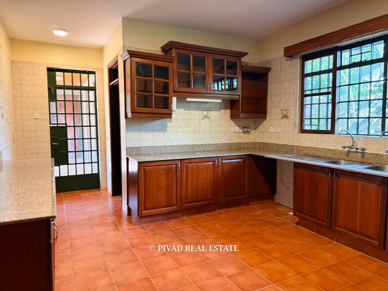 Homely 6 bedroom House with Dsq for 2 available for Sale in Nyari Estate.
