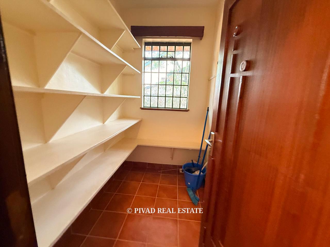Homely 6 bedroom House with Dsq for 2 available for Sale in Nyari Estate.