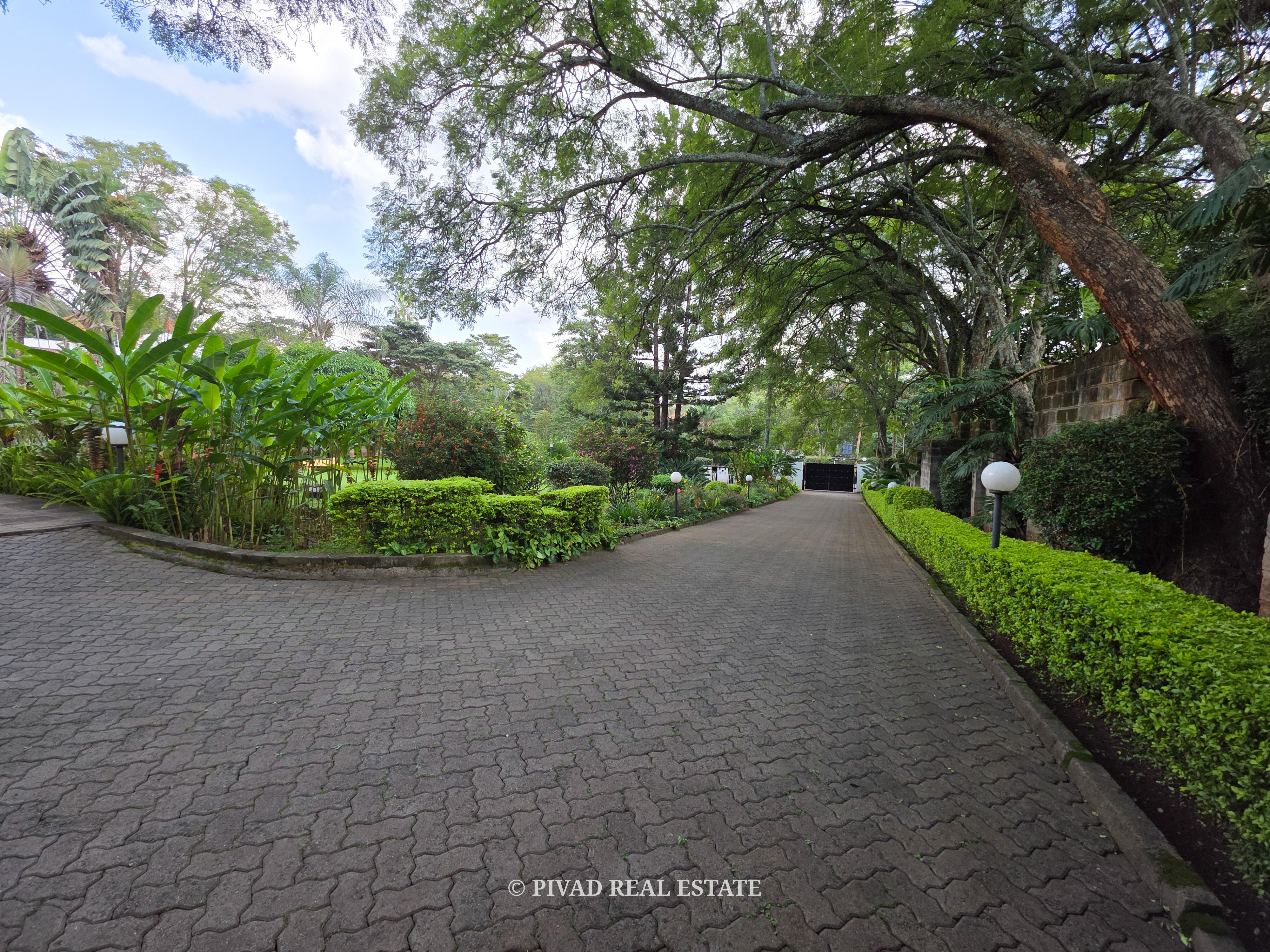 1 Acre Flat Land Available For Sale in Thigiri Estate with an Old House